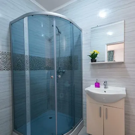 Konukevi Pensiune Aymar 3*