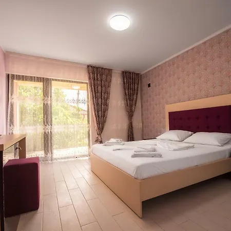 Konukevi Pensiune Aymar 3*